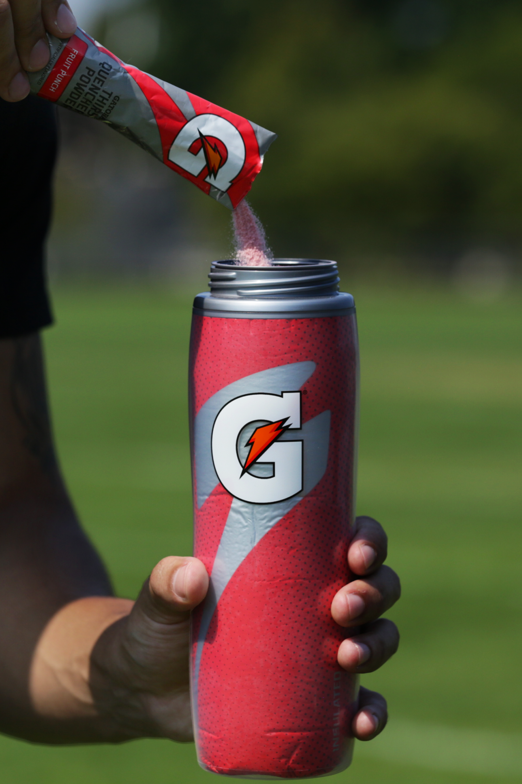 Insulated Squeeze Water Bottle 30 oz, keeps drinks colder - Image 4